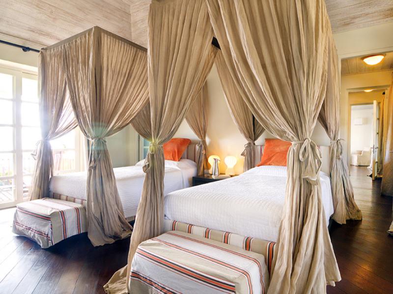 Tortuga , Britannia Bay  